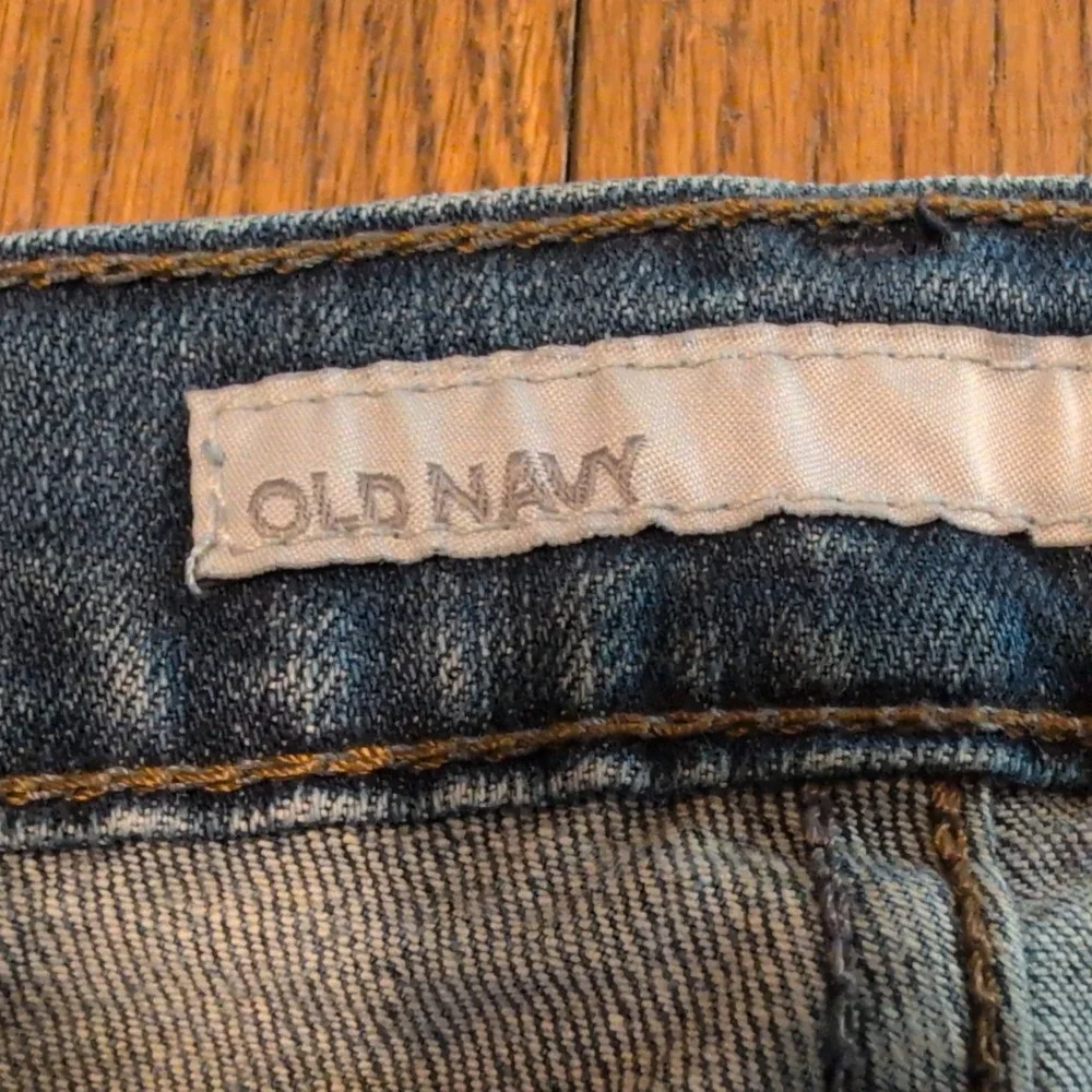 Old Navy Womens Medium Wash Distressed Capri Jeans Blue Stretch Size 4